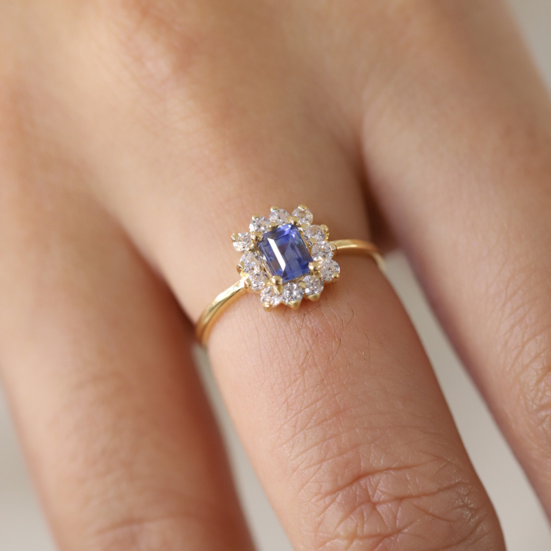 Anillo azul con circones