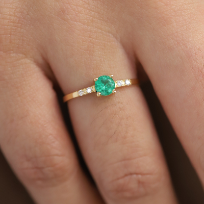 Anillo esmeralda redonda con silcones