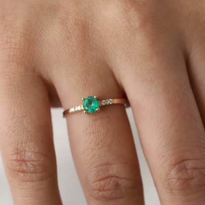 Anillo esmeralda redonda con silcones