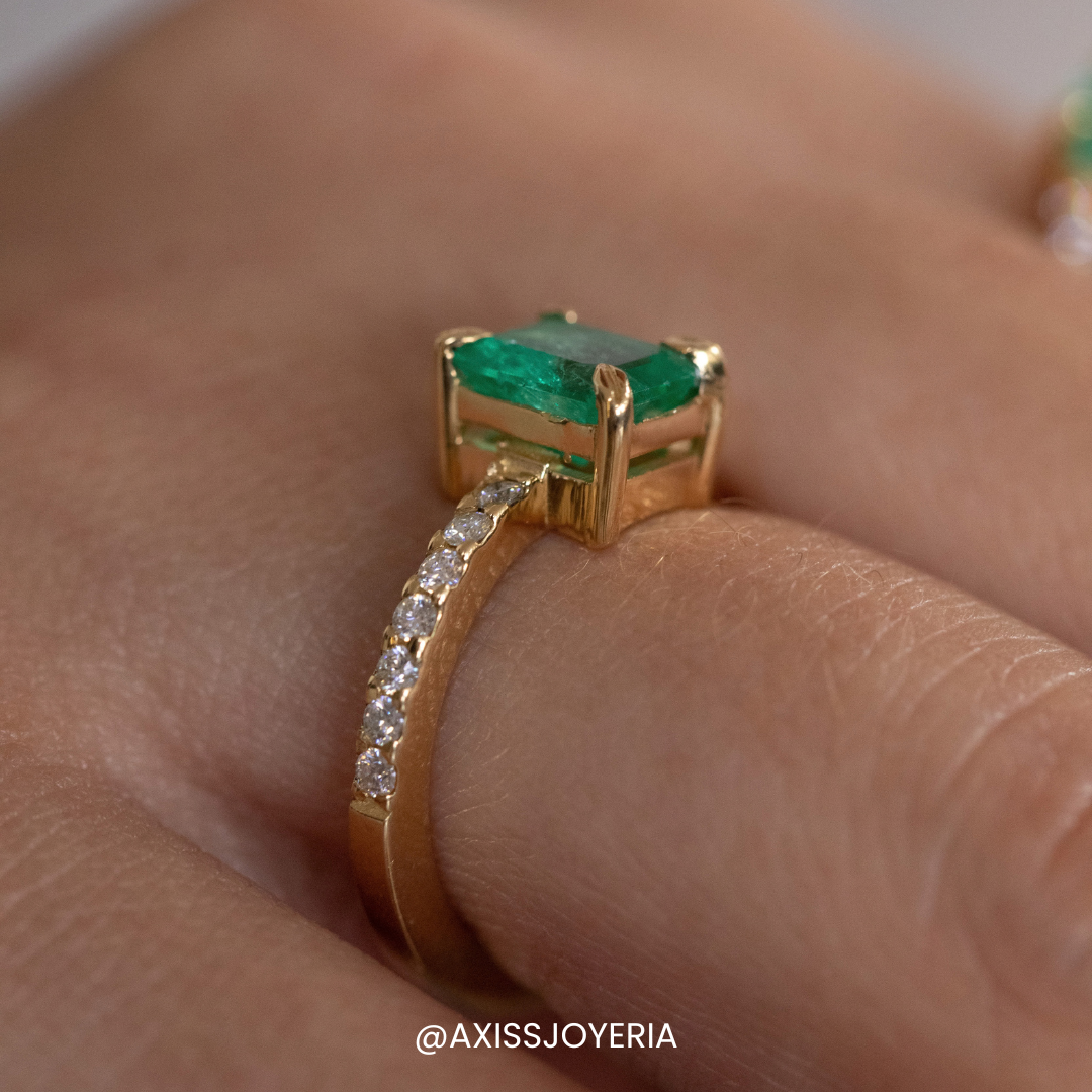 Anillo en oro 18K, Esmeralda Natural (Bajo fabricacion)