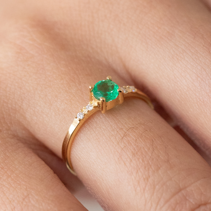 Anillo esmeralda redonda con silcones