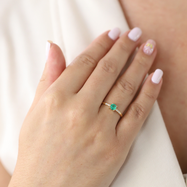 Anillo esmeralda redonda con silcones